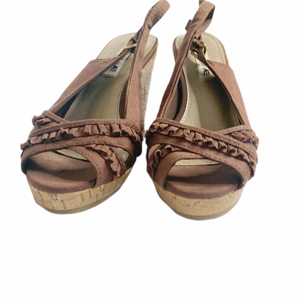 AEO Ruffle Peep Toe Wedge size 7W - Picture 7 of 12